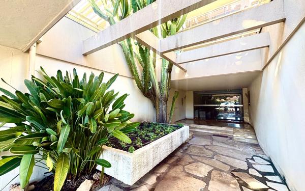 Appartement à vendre    1 pièce • 40 m2 Le Cannet