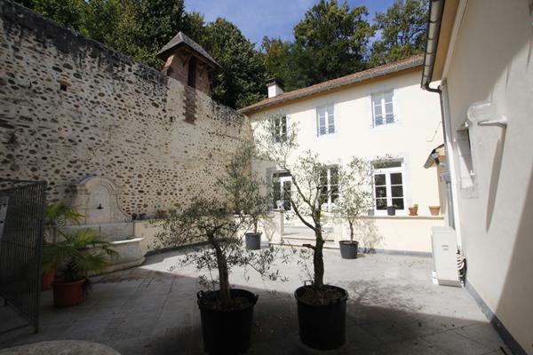 Rontignon - Propriété d'exception sur 5 ha - Maison de Maître, 5 logements, piscine & spa - 15 min Pau