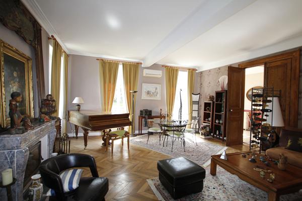 Rontignon - Propriété d'exception sur 5 ha - Maison de Maître, 5 logements, piscine & spa - 15 min Pau