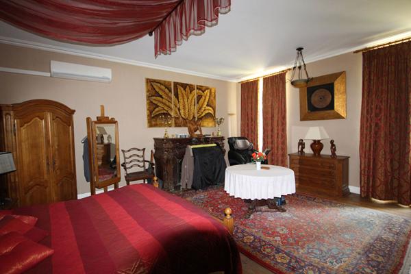 Rontignon - Propriété d'exception sur 5 ha - Maison de Maître, 5 logements, piscine & spa - 15 min Pau