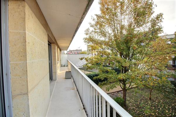 Appartement Les Lilas 3 pièces avec balcon cave et place de stationnement