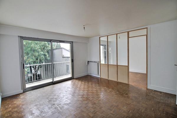 Appartement Les Lilas 3 pièces avec balcon cave et place de stationnement