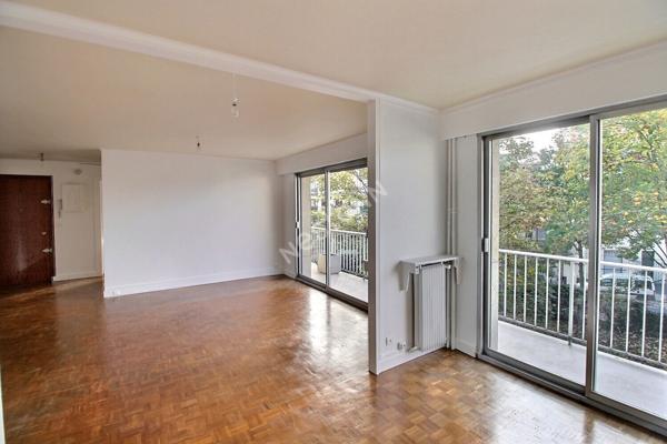 Appartement Les Lilas 3 pièces avec balcon cave et place de stationnement