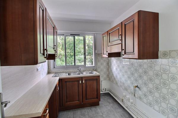 Appartement Les Lilas 3 pièces avec balcon cave et place de stationnement