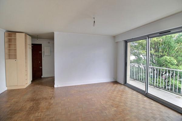 Appartement Les Lilas 3 pièces avec balcon cave et place de stationnement