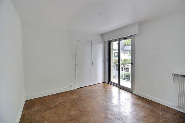 Appartement Les Lilas 3 pièces avec balcon cave et place de stationnement