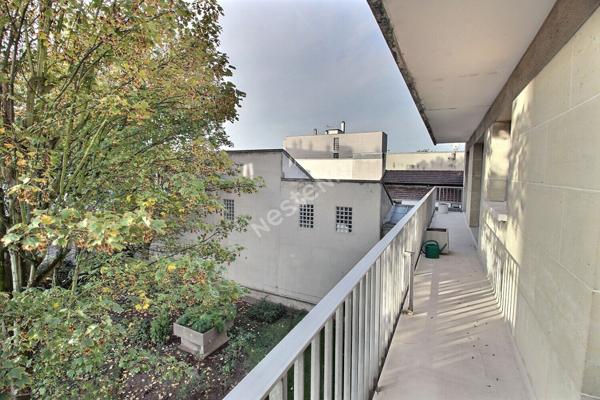 Appartement Les Lilas 3 pièces avec balcon cave et place de stationnement