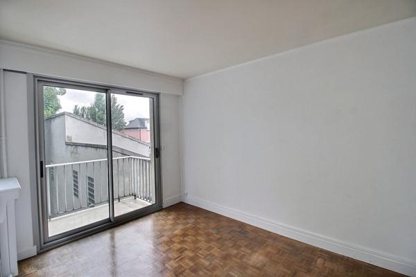 Appartement Les Lilas 3 pièces avec balcon cave et place de stationnement