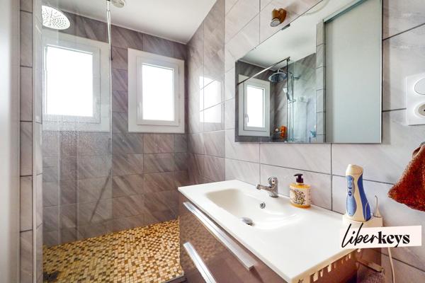 Maison familiale individuelle – Terrain clos et arboré de 700 m² – Secteur résidentiel à Corbas