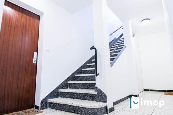 Maison avec extérieur divisée en 3 appartements