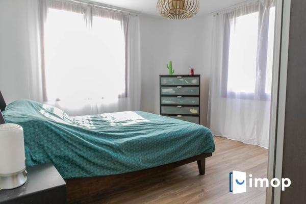 Maison avec extérieur divisée en 3 appartements