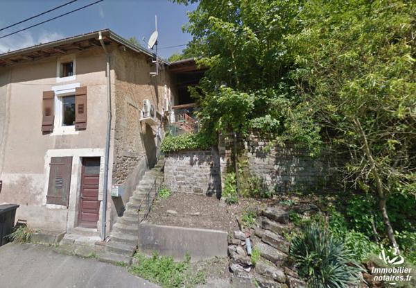 Une maison à usage d'habitation, comprenant :