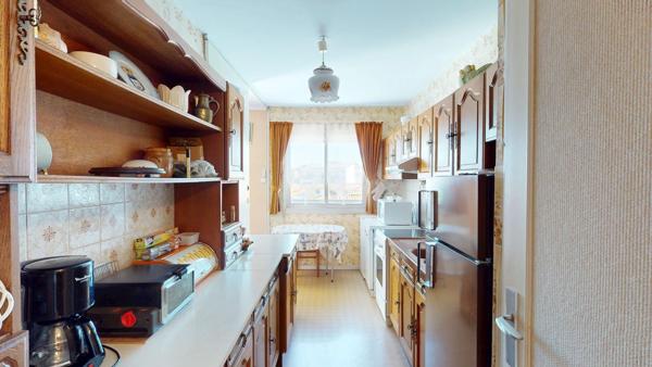 Appartement 2 pièces à vendre à Royan, dernier étage avec balcon et parking