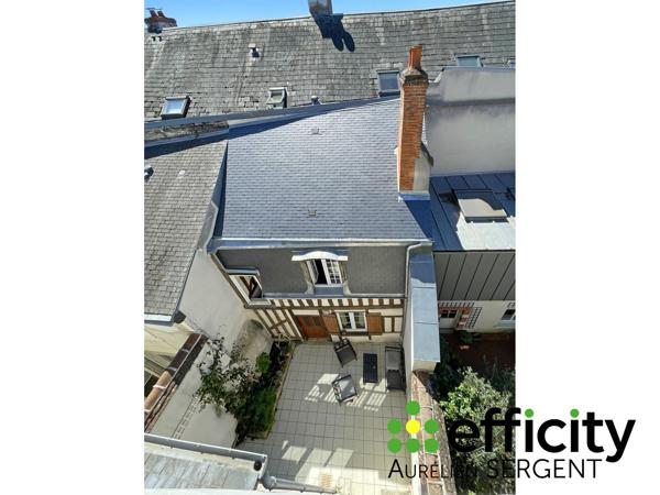 Maison
         8 pièces
        - 240 m² 590 000 € *