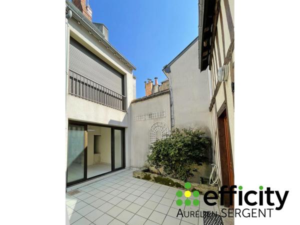 Maison
         8 pièces
        - 240 m² 590 000 € *