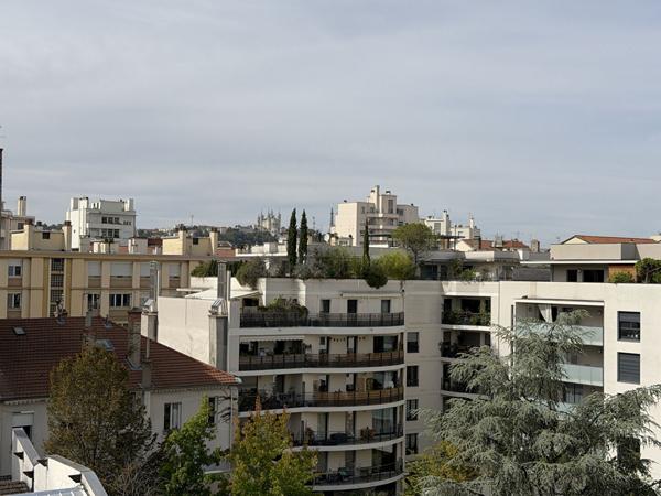 Dernier étage avec ascenseur et vue dégagée - LYON
