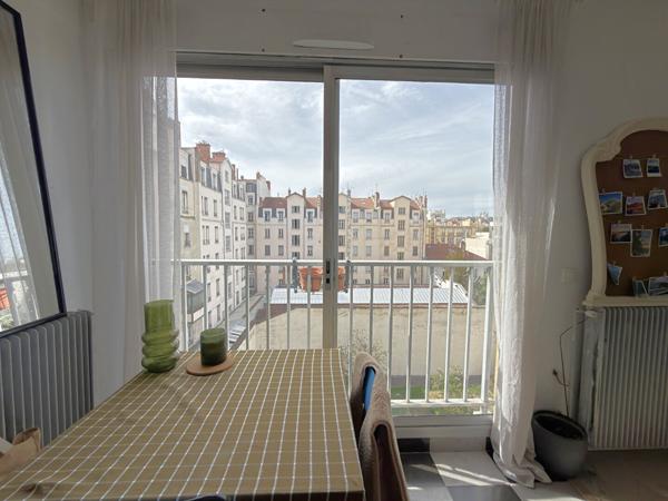 Dernier étage avec ascenseur et vue dégagée - LYON