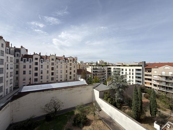 Dernier étage avec ascenseur et vue dégagée - LYON
