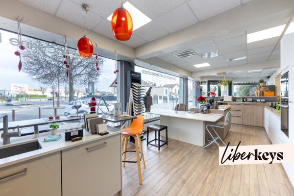 Local commercial 220 m² avec garage, dépôt et visibilité maximale – D136