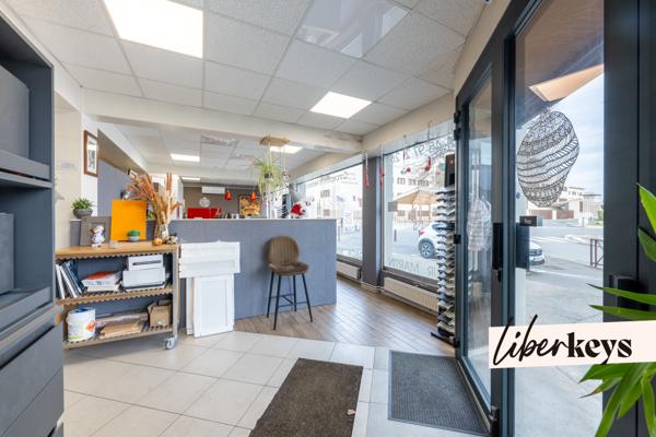 Local commercial 220 m² avec garage, dépôt et visibilité maximale – D136