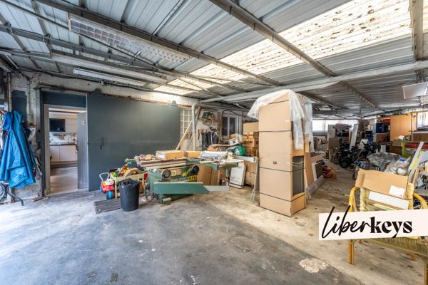 Local commercial 220 m² avec garage, dépôt et visibilité maximale – D136