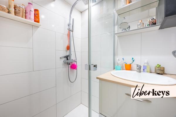 Local commercial 220 m² avec garage, dépôt et visibilité maximale – D136