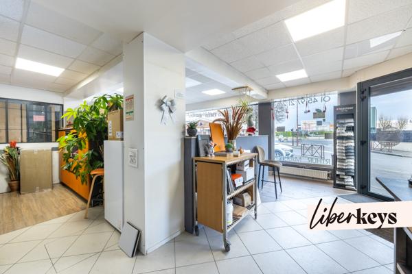 Local commercial 220 m² avec garage, dépôt et visibilité maximale – D136