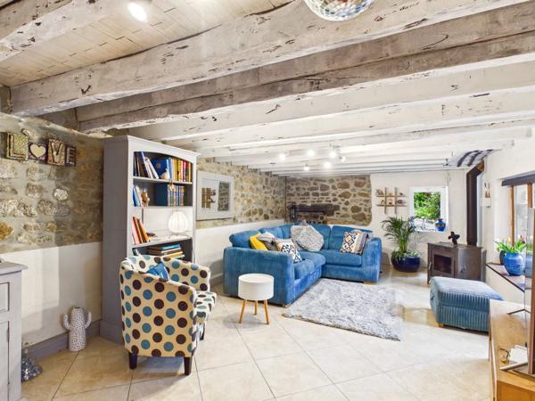 Charmante maison en pierre avec un terrain de 6 000 m²