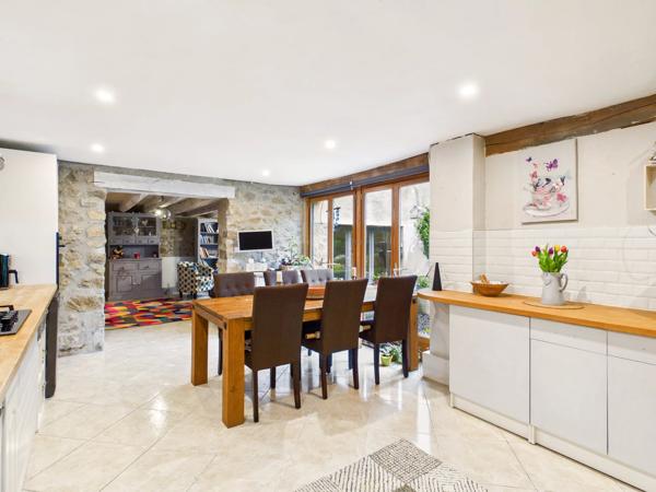 Charmante maison en pierre avec un terrain de 6 000 m²