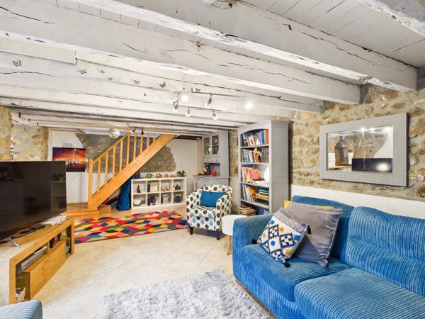 Charmante maison en pierre avec un terrain de 6 000 m²