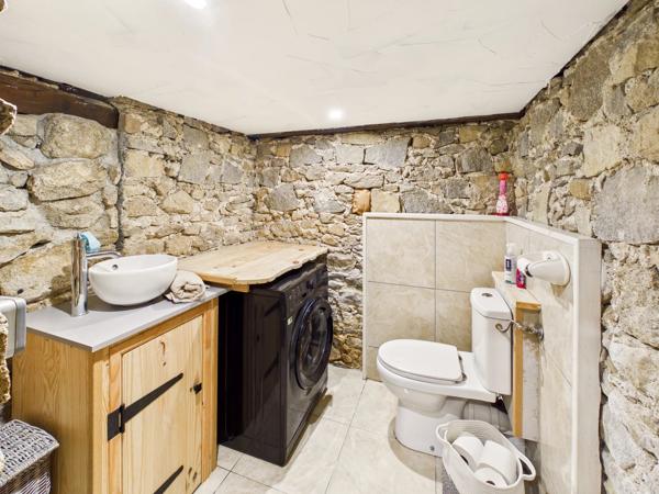 Charmante maison en pierre avec un terrain de 6 000 m²