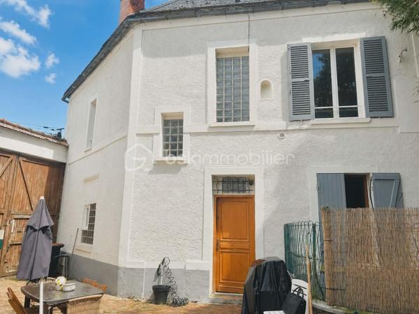 Idéal investisseur, marchand de biens ou projet patrimonial.
Situé en plein cœur d’Angerville, à proximité immédiate des commerces, de la gare (liaison Paris Austerlitz / Orléans) et avec un accès rapide à la N20 direction Paris, découvrez cet ensemble immobilier offrant de nombreuses possibilités.
L’ensemble se compose de :

• Une maison d’habitation comprenant 3 chambres dont une suite parentale.
• Un immeuble comprenant 3 appartements :

Un appartement T2 de 63 m²
Un appartement T3 de 61 m²
Un appartement T3 de 46 m²

Les biens disposent d’une cour commune.
Caractéristiques :

Chauffage électrique
Tout-à-l’égout
Ensemble à rafraîchir
Gros potentiel de valorisation

Un bien rare offrant plusieurs possibilités :

Projet familial
Investissement patrimonial
Division ou revente à la découpe

La maison et l’immeuble peuvent également être vendus séparément. N’hésitez pas à consulter mes autres annonces pour découvrir le détail de chaque bien.
Emplacement stratégique dans une commune recherchée avec gare directe vers Paris Austerlitz / Orléans, commerces, écoles et accès rapide N20.
Dossier et informations complémentaires sur demande.