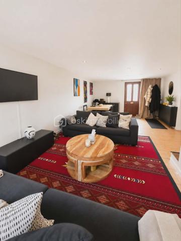 Idéal investisseur, marchand de biens ou projet patrimonial.
Situé en plein cœur d’Angerville, à proximité immédiate des commerces, de la gare (liaison Paris Austerlitz / Orléans) et avec un accès rapide à la N20 direction Paris, découvrez cet ensemble immobilier offrant de nombreuses possibilités.
L’ensemble se compose de :

• Une maison d’habitation comprenant 3 chambres dont une suite parentale.
• Un immeuble comprenant 3 appartements :

Un appartement T2 de 63 m²
Un appartement T3 de 61 m²
Un appartement T3 de 46 m²

Les biens disposent d’une cour commune.
Caractéristiques :

Chauffage électrique
Tout-à-l’égout
Ensemble à rafraîchir
Gros potentiel de valorisation

Un bien rare offrant plusieurs possibilités :

Projet familial
Investissement patrimonial
Division ou revente à la découpe

La maison et l’immeuble peuvent également être vendus séparément. N’hésitez pas à consulter mes autres annonces pour découvrir le détail de chaque bien.
Emplacement stratégique dans une commune recherchée avec gare directe vers Paris Austerlitz / Orléans, commerces, écoles et accès rapide N20.
Dossier et informations complémentaires sur demande.