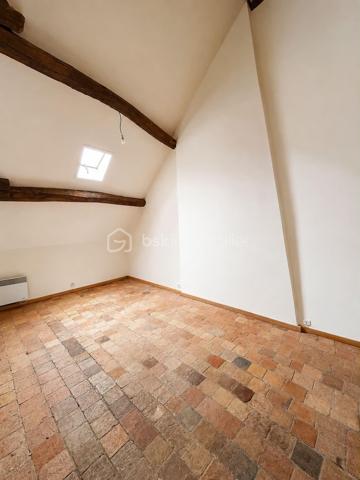 Idéal investisseur, marchand de biens ou projet patrimonial.
Situé en plein cœur d’Angerville, à proximité immédiate des commerces, de la gare (liaison Paris Austerlitz / Orléans) et avec un accès rapide à la N20 direction Paris, découvrez cet ensemble immobilier offrant de nombreuses possibilités.
L’ensemble se compose de :

• Une maison d’habitation comprenant 3 chambres dont une suite parentale.
• Un immeuble comprenant 3 appartements :

Un appartement T2 de 63 m²
Un appartement T3 de 61 m²
Un appartement T3 de 46 m²

Les biens disposent d’une cour commune.
Caractéristiques :

Chauffage électrique
Tout-à-l’égout
Ensemble à rafraîchir
Gros potentiel de valorisation

Un bien rare offrant plusieurs possibilités :

Projet familial
Investissement patrimonial
Division ou revente à la découpe

La maison et l’immeuble peuvent également être vendus séparément. N’hésitez pas à consulter mes autres annonces pour découvrir le détail de chaque bien.
Emplacement stratégique dans une commune recherchée avec gare directe vers Paris Austerlitz / Orléans, commerces, écoles et accès rapide N20.
Dossier et informations complémentaires sur demande.