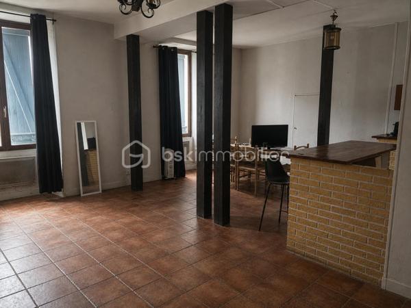 Idéal investisseur, marchand de biens ou projet patrimonial.
Situé en plein cœur d’Angerville, à proximité immédiate des commerces, de la gare (liaison Paris Austerlitz / Orléans) et avec un accès rapide à la N20 direction Paris, découvrez cet ensemble immobilier offrant de nombreuses possibilités.
L’ensemble se compose de :

• Une maison d’habitation comprenant 3 chambres dont une suite parentale.
• Un immeuble comprenant 3 appartements :

Un appartement T2 de 63 m²
Un appartement T3 de 61 m²
Un appartement T3 de 46 m²

Les biens disposent d’une cour commune.
Caractéristiques :

Chauffage électrique
Tout-à-l’égout
Ensemble à rafraîchir
Gros potentiel de valorisation

Un bien rare offrant plusieurs possibilités :

Projet familial
Investissement patrimonial
Division ou revente à la découpe

La maison et l’immeuble peuvent également être vendus séparément. N’hésitez pas à consulter mes autres annonces pour découvrir le détail de chaque bien.
Emplacement stratégique dans une commune recherchée avec gare directe vers Paris Austerlitz / Orléans, commerces, écoles et accès rapide N20.
Dossier et informations complémentaires sur demande.