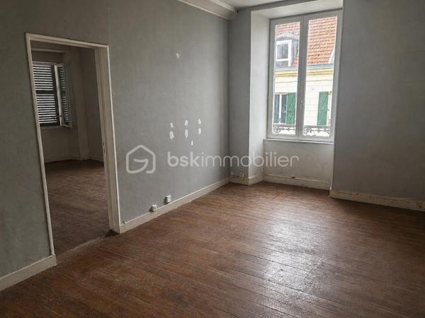 Idéal investisseur, marchand de biens ou projet patrimonial.
Situé en plein cœur d’Angerville, à proximité immédiate des commerces, de la gare (liaison Paris Austerlitz / Orléans) et avec un accès rapide à la N20 direction Paris, découvrez cet ensemble immobilier offrant de nombreuses possibilités.
L’ensemble se compose de :

• Une maison d’habitation comprenant 3 chambres dont une suite parentale.
• Un immeuble comprenant 3 appartements :

Un appartement T2 de 63 m²
Un appartement T3 de 61 m²
Un appartement T3 de 46 m²

Les biens disposent d’une cour commune.
Caractéristiques :

Chauffage électrique
Tout-à-l’égout
Ensemble à rafraîchir
Gros potentiel de valorisation

Un bien rare offrant plusieurs possibilités :

Projet familial
Investissement patrimonial
Division ou revente à la découpe

La maison et l’immeuble peuvent également être vendus séparément. N’hésitez pas à consulter mes autres annonces pour découvrir le détail de chaque bien.
Emplacement stratégique dans une commune recherchée avec gare directe vers Paris Austerlitz / Orléans, commerces, écoles et accès rapide N20.
Dossier et informations complémentaires sur demande.