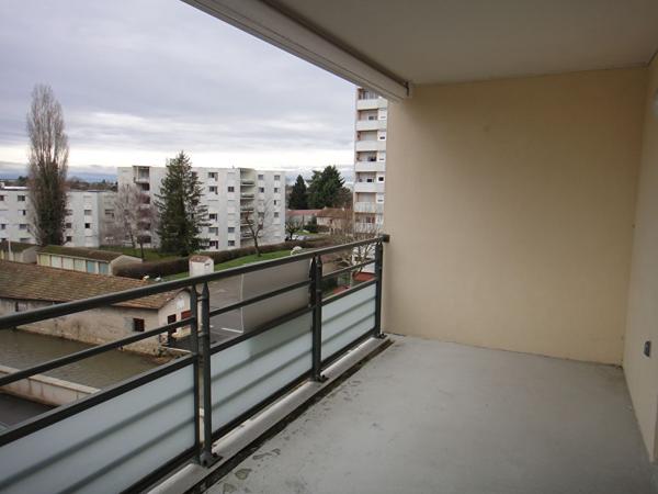 Loue Bourg quartier Maginot T4 récent et bien équipé avec terrasse cave et garage double