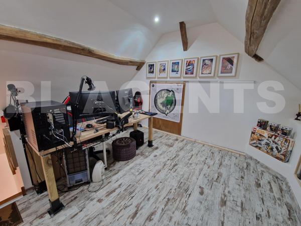 Maison familiale en pierre de 180m² habitable – 4 chambres – Garage et jardin de 750 m² avec vue imp