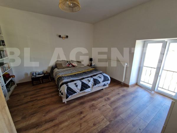 Maison familiale en pierre de 180m² habitable – 4 chambres – Garage et jardin de 750 m² avec vue imp