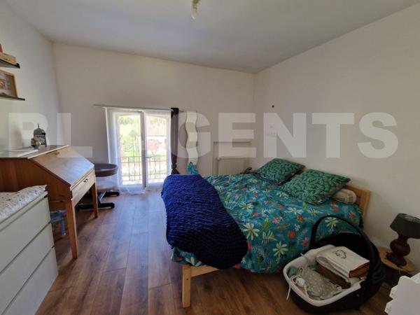 Maison familiale en pierre de 180m² habitable – 4 chambres – Garage et jardin de 750 m² avec vue imp