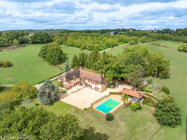 Superbe manoir périgourdin en pierre de 6 chambres avec 2 logements indépendants et piscine