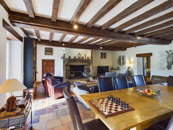 Superbe manoir périgourdin en pierre de 6 chambres avec 2 logements indépendants et piscine