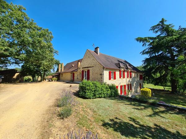 Superbe manoir périgourdin en pierre de 6 chambres avec 2 logements indépendants et piscine