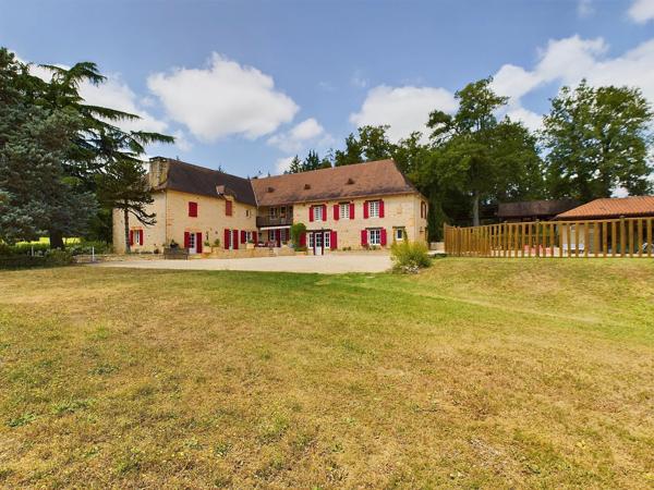 Superbe manoir périgourdin en pierre de 6 chambres avec 2 logements indépendants et piscine