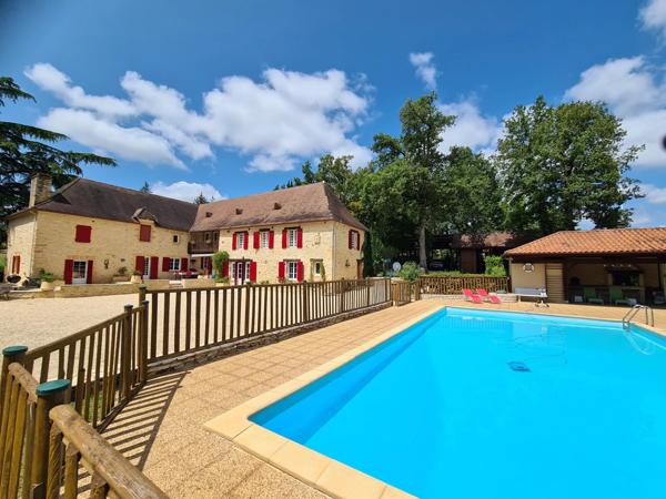 Superbe manoir périgourdin en pierre de 6 chambres avec 2 logements indépendants et piscine