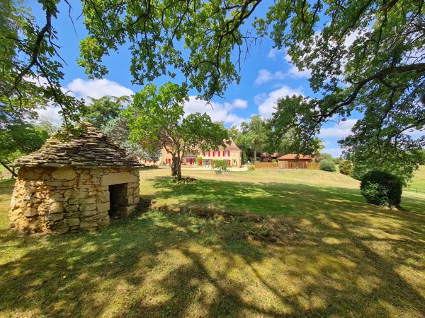 Superbe manoir périgourdin en pierre de 6 chambres avec 2 logements indépendants et piscine