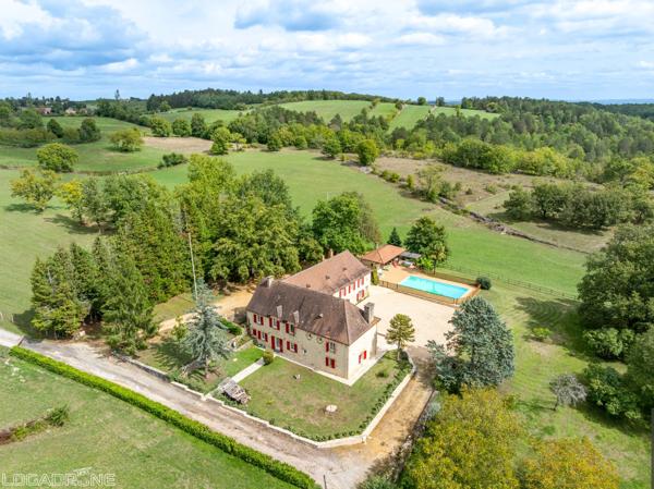 Superbe manoir périgourdin en pierre de 6 chambres avec 2 logements indépendants et piscine