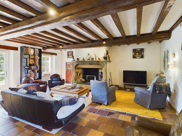 Superbe manoir périgourdin en pierre de 6 chambres avec 2 logements indépendants et piscine