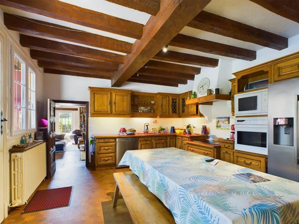 Superbe manoir périgourdin en pierre de 6 chambres avec 2 logements indépendants et piscine
