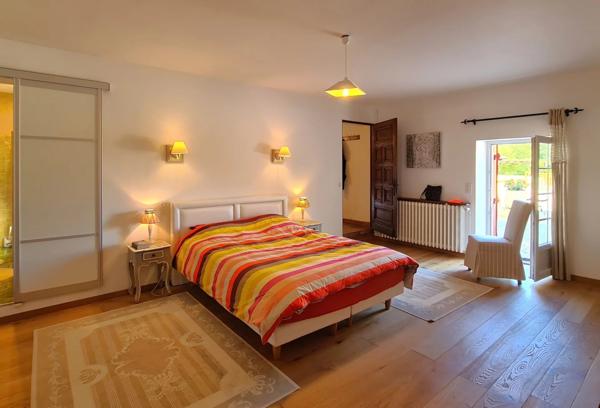 Superbe manoir périgourdin en pierre de 6 chambres avec 2 logements indépendants et piscine